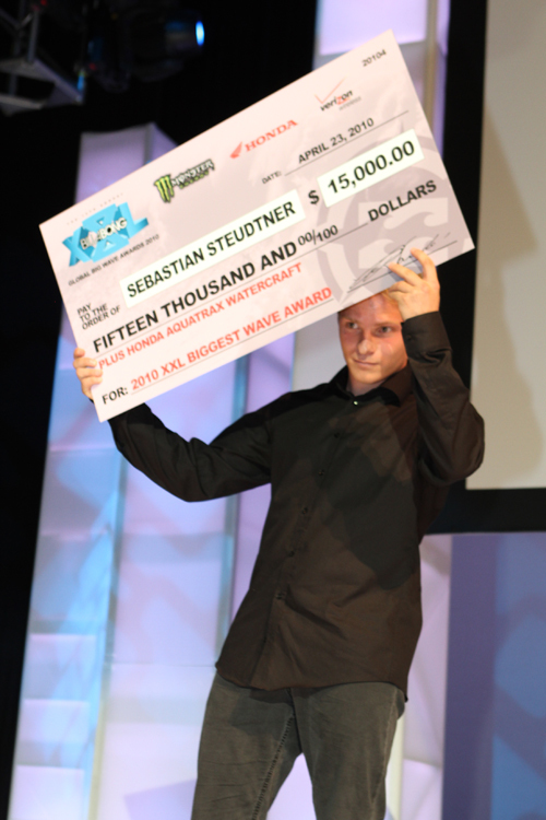 sebastiansteudtner_biggestwave2010_stagebillabongxxl_500.jpg