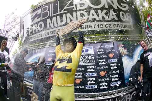hobgood_cj8432mundaka08cestari_m.jpg
