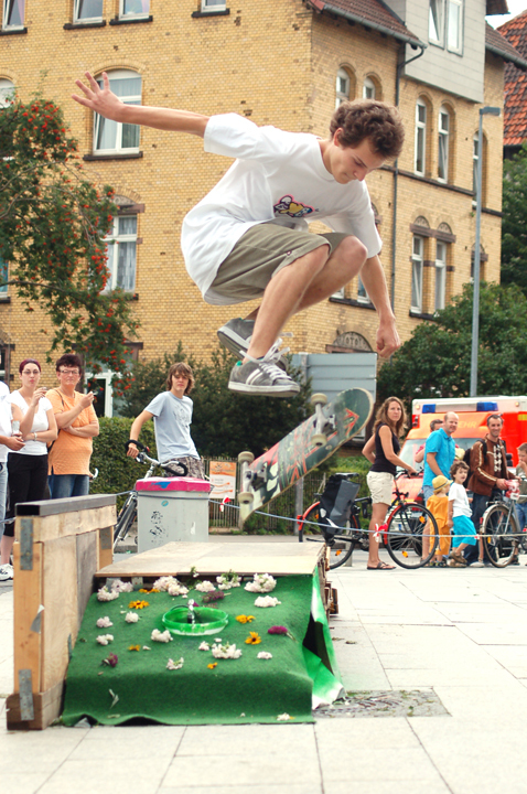 1goldmay_360flip.jpg 1goldmay_360flip.jpg