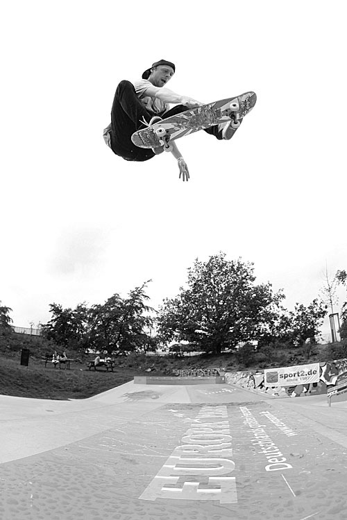 sascha_ewest_kickflip_fs_grab_lq.jpg sascha_ewest_kickflip_fs_grab_lq.jpg