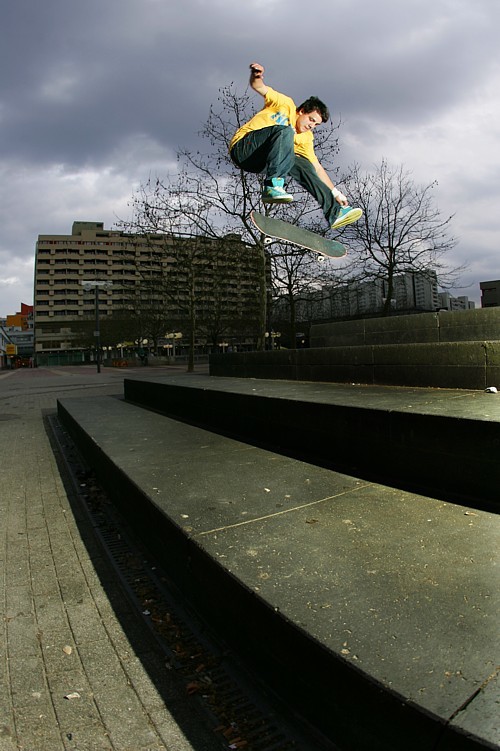 farid_ulrich_fakie_kickflip_mv-big4_fisheye_lq.jpg