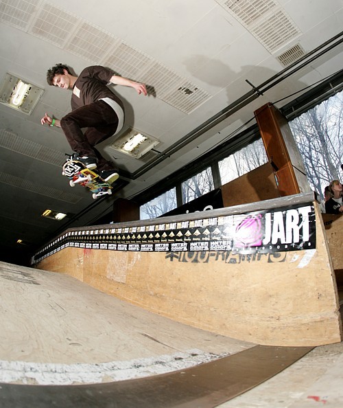 Norbert_Szombati_Nollie_BS_Lipslide_LQ