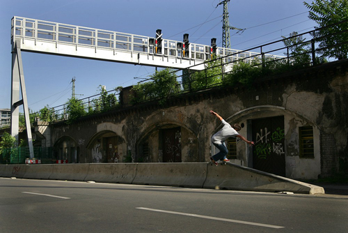frontside_noseslide.jpg frontside_noseslide.jpg