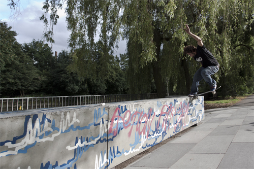switch_frontside_noseslide.jpg switch_frontside_noseslide.jpg