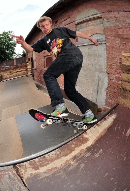 bo_pivot_fakie.jpg bo_pivot_fakie.jpg