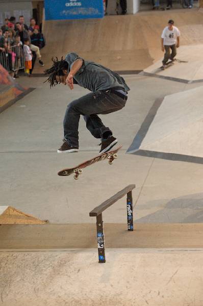 _dsc3581-bastien-salabanzi-kickflip-bs-lipslide-photo-by-christoph-maderer.jpg