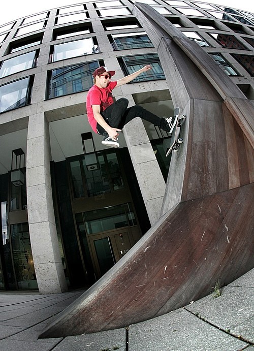 Ben_Wes_Dogpiss_Grab_to_fakie_LQ.jpg Ben_Wes_Dogpiss_Grab_to_fakie_LQ.jpg