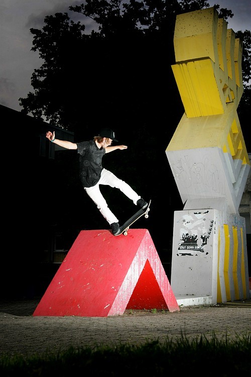 Patrick_Streiter_Pivot_fakie_RoteBank_LQ.jpg Patrick_Streiter_Pivot_fakie_RoteBank_LQ.jpg