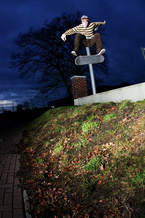 Alexander_Denkiewicz_Kickflip_Gap_LQ.jpg