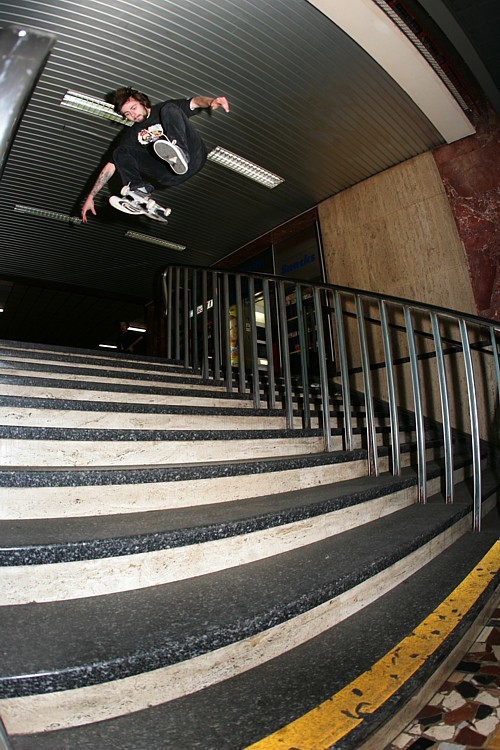 Danny_Milutinovic_Varial_Heelflip_LQ.jpg