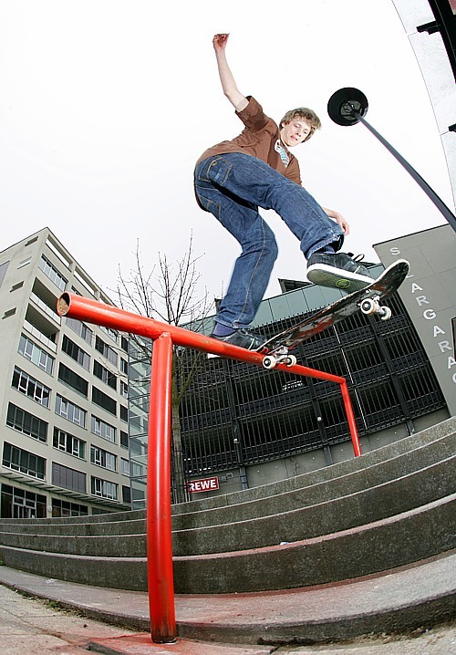 thomas_langenhuizen_bs_tailslide_vaubanrail_lq thomas_langenhuizen_bs_tailslide_vaubanrail_lq