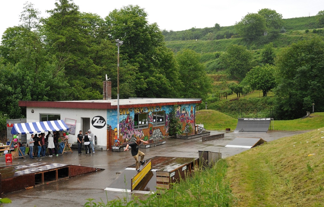 rainy_nosegrind.jpg rainy_nosegrind.jpg
