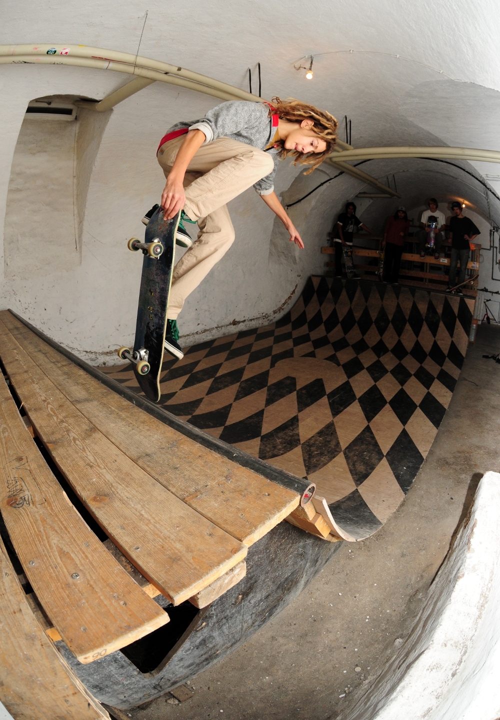aure_fakie_noseblunt_tailgrab.jpg aure_fakie_noseblunt_tailgrab.jpg