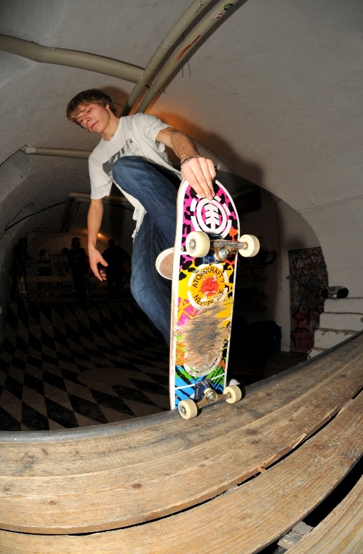 blunt_nosegrab.jpg blunt_nosegrab.jpg