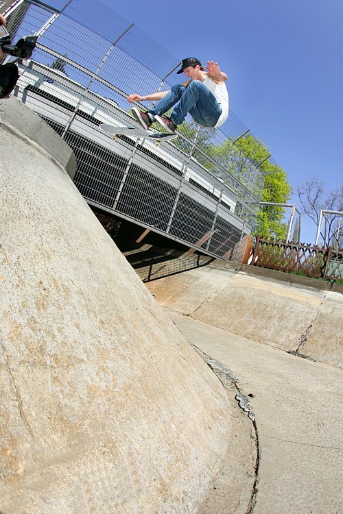 Roland_Hirsch_Blindside_Kickflip_ditch_LQ.jpg