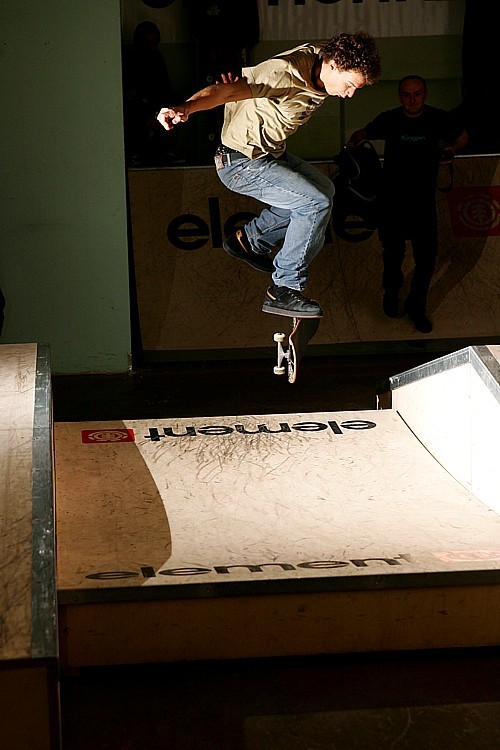 Jo_Lorenz_Nollieflip_Nosewheelie_Bright_LQ Jo_Lorenz_Nollieflip_Nosewheelie_Bright_LQ