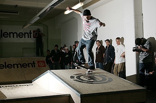 Patrick_Bös_Nosewheelie_Bright Patrick_Bös_Nosewheelie_Bright