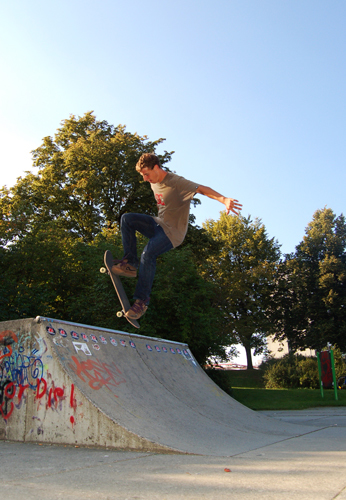 blunt_fakie.jpg blunt_fakie.jpg