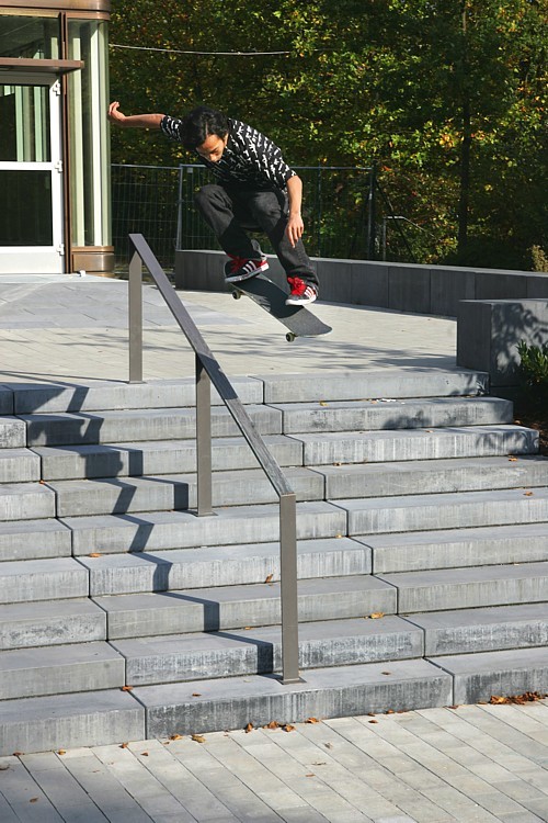 Lem_Kickflip_over_the_rail_catch_LQ