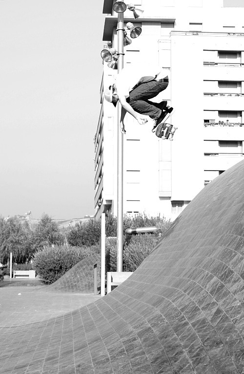 thomas_langenhuizen_bs_flip_dnenspot_bilbao_bw_lq thomas_langenhuizen_bs_flip_dnenspot_bilbao_bw_lq