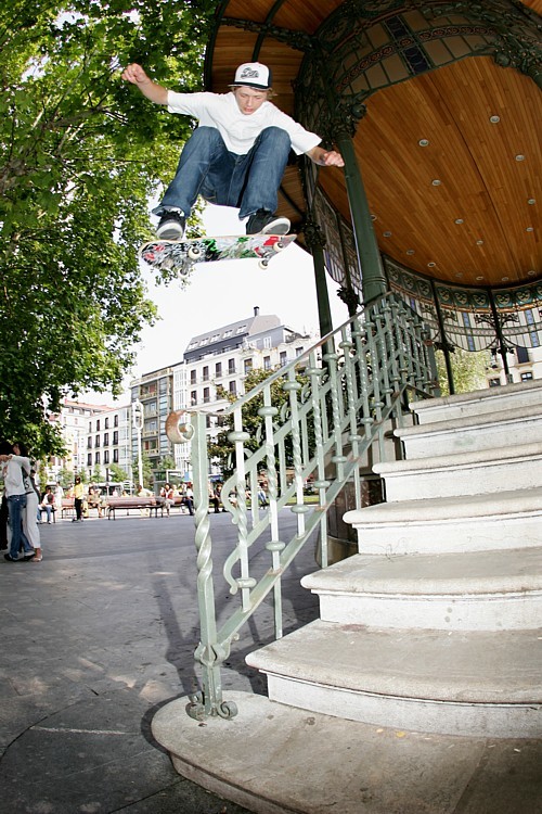Thomas_Langenhuizen_Kickflip_over_the_rail_LQ