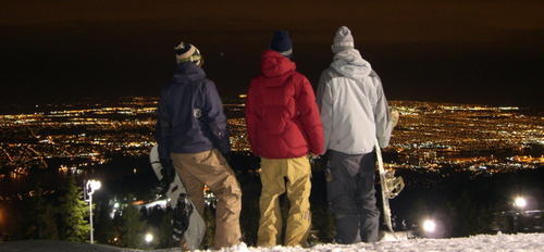 Andi, Max und Alex genießen die Aussicht von Mt. Seymour auf Vancouver bei Nacht